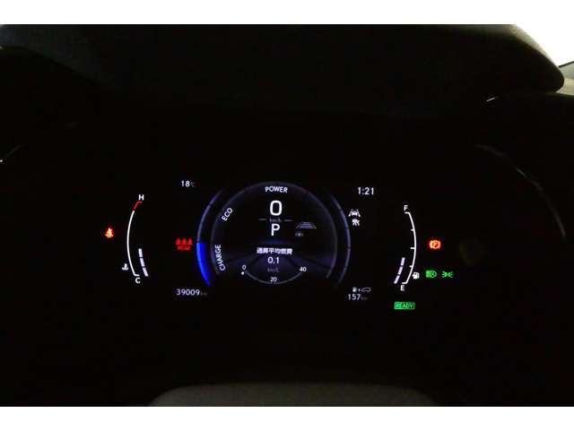 視認性よく綺麗な発色のメーターです。レクサスでは、コクピットに座っている様なイメージでドライバーの心を高揚させます。