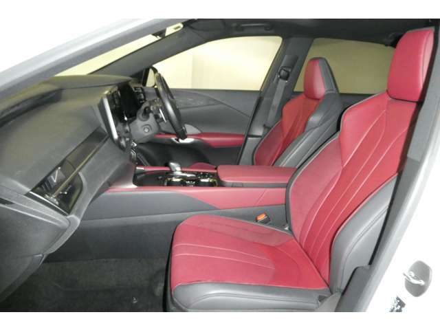 内装色はFSPORT専用ダークローズ。スポーティーな内装がより一層ドライブを楽しくさせます。