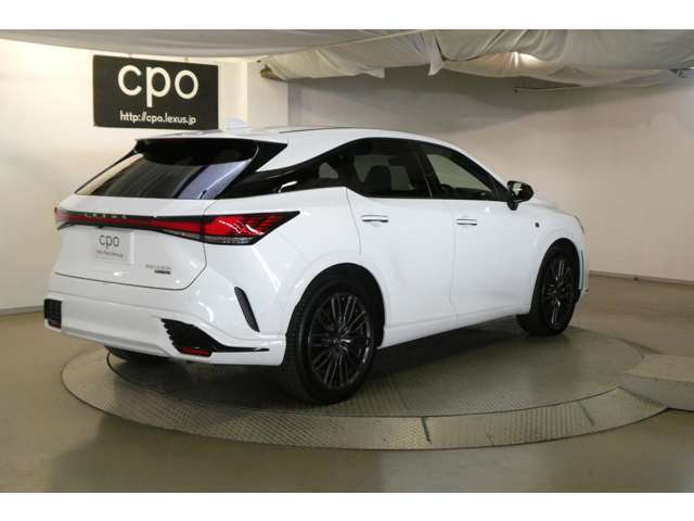 見る人を一目で虜にする魅力なレクサスは、あなたを未知の歓びへと旅立たせます。