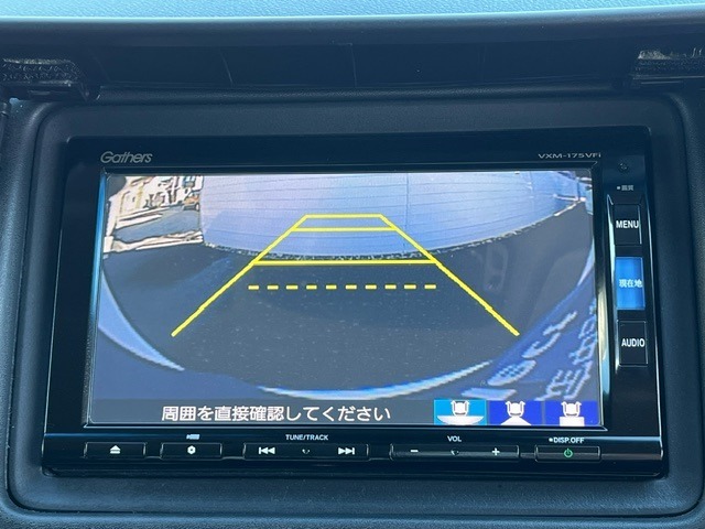 【ステアリングスイッチ】が付いており運転中に前方から目線をそらすことなくオーディオ等の操作が可能なので安心・快適にカーライフをお楽しみいただけます。