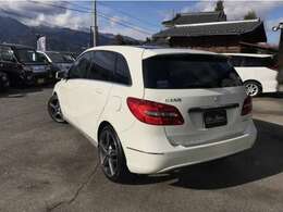 人気のコンパクトメルセデス！B180ブルーエフィシェンシー☆純正コマンドHDDナビ＆地デジTV☆純正バイキセノンライト☆LEDデイライト☆正規ディーラー車