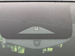 【インテリジェントエマージェンシーブレーキ】フロントカメラで前方の車両や歩行者を検知。衝突しそうな時は衝突被害軽減ブレーキが作動、衝突回避をサポート。より安全にドライブをお楽しみいただけます。