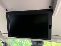 【フリップダウンモニター】大画面モニターで後席でもエンタメをお楽しみいただけます。小さなお子様にも大人気の装備です♪