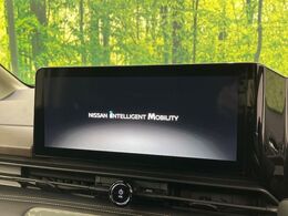 【メーカー純正ナビ】インテリアに溶け込むスタイリッシュな「専用設計」メーカーナビを装備♪視認性や操作性など基本性能にも優れ、より上質なカーライフをお楽しみいただけます。