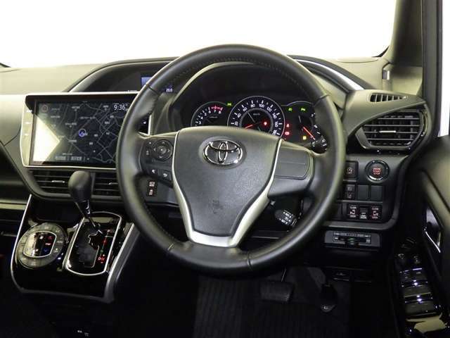 運転の際、常に目にする部分だけにシックで飽きのこないデザインが良いですね。