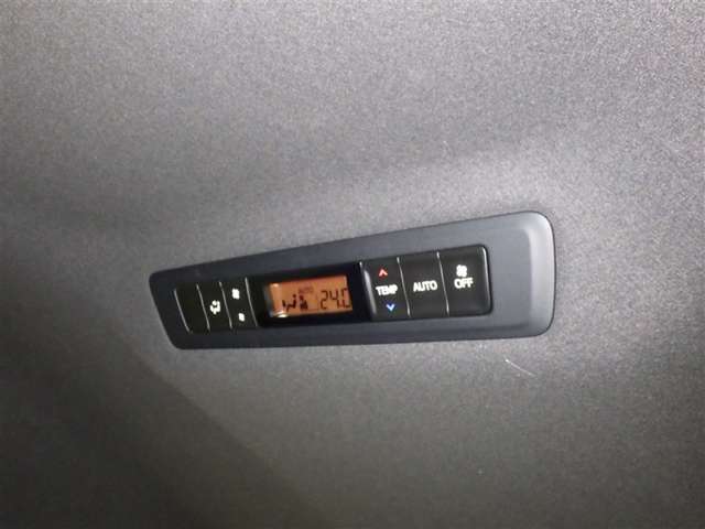 後部座席用のエアコン操作パネルです。温度調節・風量調整も快適に調整できます。