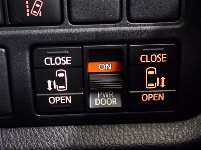 両側電動スライドドアで狭い所でも乗り降り楽々です！