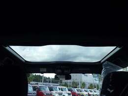 【スカイフィールトップ】全グレード標準搭載のスカイフィールトップ！優れた開放感で車内にいながらもパノラマ感のある景色を楽しめます！紫外線＆赤外線カット機能や開閉可能なシェードも魅力的です♪