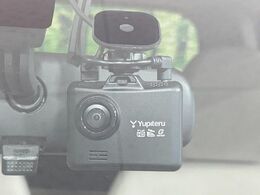 【ドライブレコーダー】安心・安全なカーライフに必須のドライブレコーダーを装備！走行中はもちろん、あおり運転や事故に遭遇した際の状況も映像で記録し、万一のリスクに備えます。