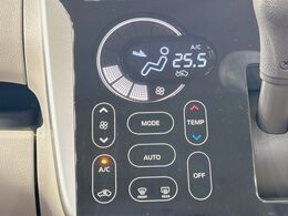 【オートエアコン】一度お好みの温度に設定すれば、車内の温度を検知し風量や温度を自動で調整。暑い…寒い…と何度もスイッチ操作をする必要はありません。快適な車内空間には必須の機能ですね♪