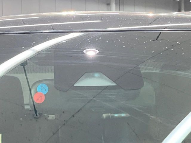 【トヨタセーフティセンス】走行中に前方の車両等を認識し、衝突しそうな時は警報とブレーキで衝突回避と被害軽減をアシスト。より安全にドライブをお楽しみいただけます。