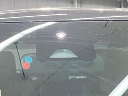 【トヨタセーフティセンス】走行中に前方の車両等を認識し、衝突しそうな時は警報とブレーキで衝突回避と被害軽減をアシスト。より安全にドライブをお楽しみいただけます。