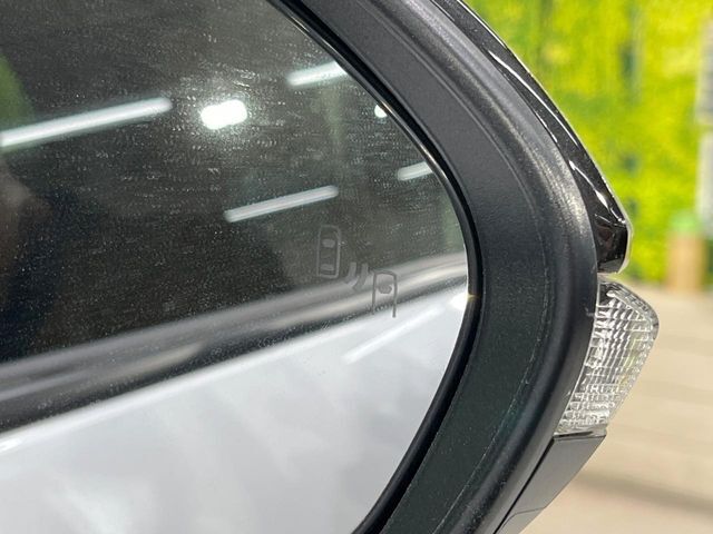 【ブラインドスポットモニター】走行中、ドアミラーの死角になりやすい箇所に後続車が接近するとサイドミラーのレンズに警告を表示！ドライバーに注意喚起をしてくれます。