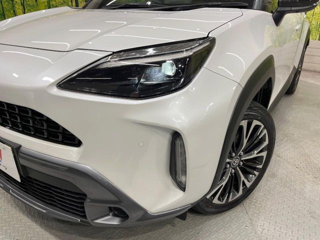 【LEDヘッドライト】悪天候や夜間走行時も良好な視界を確保し安心して運転できる高輝度LEDヘッドライトを装備！点灯速度が早く、消費電力も抑えられています。