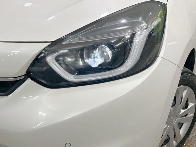 【LEDヘッドライト】悪天候や夜間走行時も良好な視界を確保し安心して運転できる高輝度LEDヘッドライトを装備！点灯速度が早く、消費電力も抑えられています。