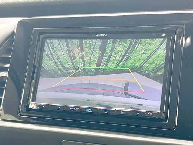 【バックカメラ】駐車時に後方がリアルタイム映像で確認できます。大型商業施設や立体駐車場での駐車時や、夜間のバック時に大活躍！運転スキルに関わらず、今や必須となった装備のひとつです！