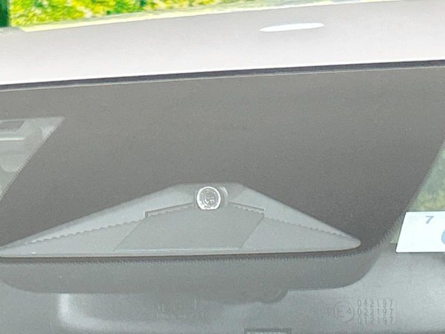 【ホンダセンシング】走行中に前方の車両等を認識し、衝突しそうな時は警報とブレーキで衝突回避と被害軽減をアシスト。より安全にドライブをお楽しみいただけます。