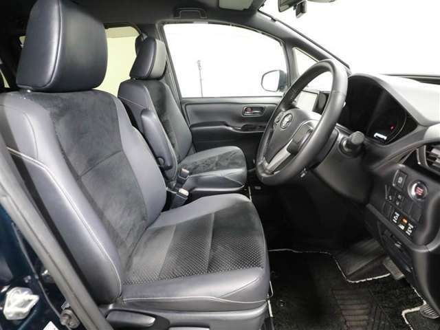 ゆったり室内で運転もしやすいです♪使い勝手の良い配置も考えられています！！