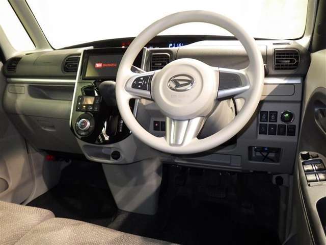 運転の際、常に目にする部分だけにシックで飽きのこないデザインが良いですね。