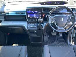 コックピット内の全体像です。運転席・助手席付近の様子を掲載しております♪