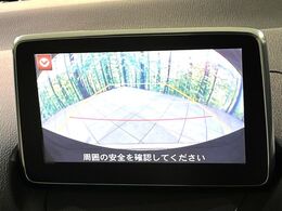 【バックカメラ】駐車時に後方がリアルタイム映像で確認できます。大型商業施設や立体駐車場での駐車時や、夜間のバック時に大活躍！運転スキルに関わらず、今や必須となった装備のひとつです！