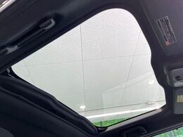 【ガラスルーフ】ガラスルーフ搭載で車内の解放感が一気にアップ！開放的なドライブをお楽しみいただけます。