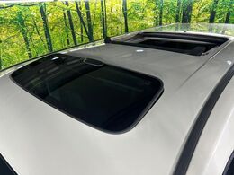 【サンルーフ】開放感たっぷりの希少装備、サンルーフが装着されています！車内に明かりを取り入れたり景色を楽しむ以外にも、車内の空気も簡単に換気できて快適です！