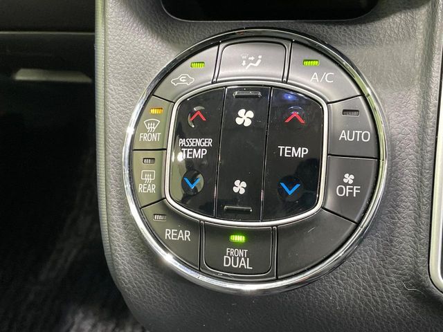 【オートエアコン】一度お好みの温度に設定すれば、車内の温度を検知し風量や温度を自動で調整。暑い…寒い…と何度もスイッチ操作をする必要はありません。快適な車内空間には必須の機能ですね♪