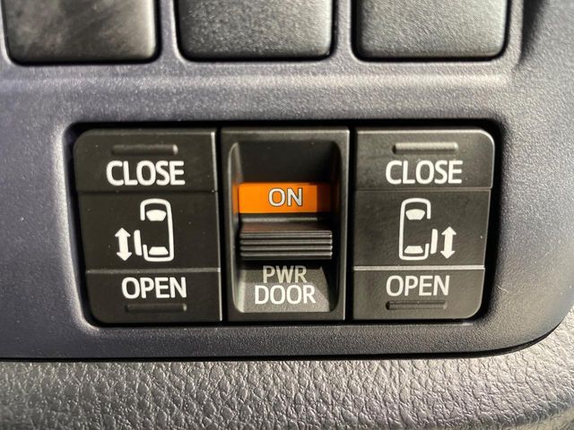 【両側パワースライドドア】スマートキーや運転席のスイッチで後席両側スライドドアの開閉が可能♪電動だから力を入れてドアを開ける必要が無く、小さなお子様でも簡単に開け閉めでき快適です♪