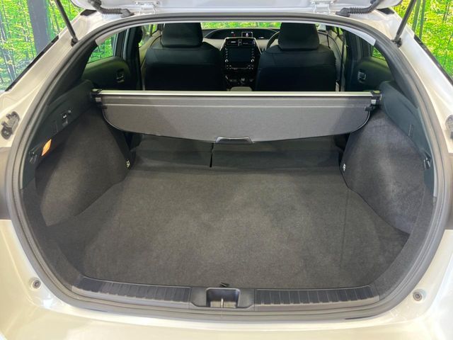 【トノカバー】デッキに積み込んだ荷物を雨風や盗難のリスクから守るトノカバーを装備。気兼ねなく荷物を積み込んでお使いいただけます。