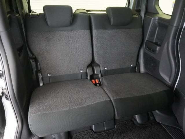 2列目ベンチシートです！フラットで乗り降りがしやすく、足元の広さも十分で座りやすいシートです。