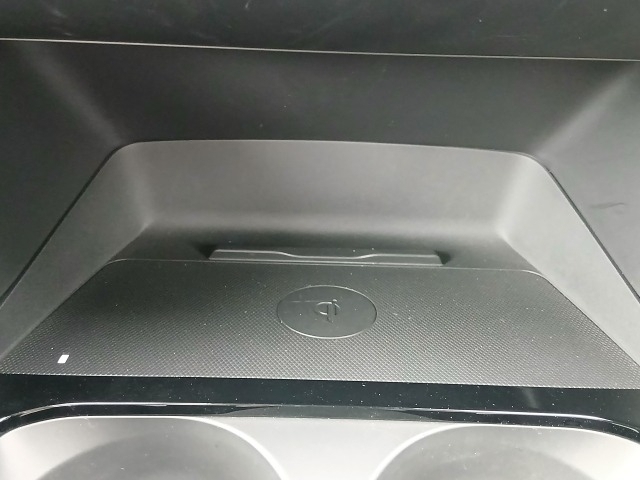 ワイヤレス充電Qi規格に対応したスマートフォンなどの携帯機器を充電できます。