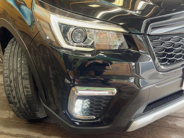 【LEDヘッドライト】悪天候や夜間走行時も良好な視界を確保し安心して運転できる高輝度LEDヘッドライトを装備！点灯速度が早く、消費電力も抑えられています。