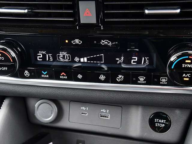 温度設定の楽なオートエアコンは運転席、助手席で設定温度を変更出来ますので快適なドライブが出来ます。