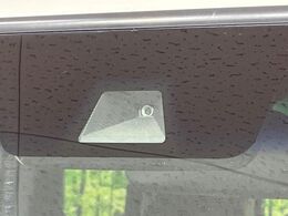 【ホンダセンシング】走行中に前方の車両等を認識し、衝突しそうな時は警報とブレーキで衝突回避と被害軽減をアシスト。より安全にドライブをお楽しみいただけます。