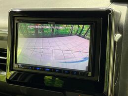 【バックカメラ】駐車時に後方がリアルタイム映像で確認できます。大型商業施設や立体駐車場での駐車時や、夜間のバック時に大活躍！運転スキルに関わらず、今や必須となった装備のひとつです！