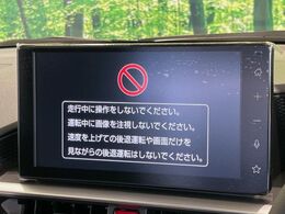 【ディスプレイオーディオ】視認性が高いディスプレイ付きオーディオを装備♪操作性も良好で直感的なソース選択が可能です。バックカメラを接続すれば後退時のカメラ画像もチェックでき便利！