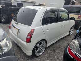 明るく元気なスタッフが1台1台丁寧に内外装クリーニング、点検・整備を行っております。