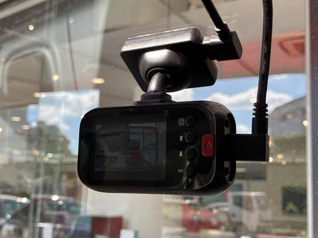 純正ドライブレコーダーはスマートなデザインです。