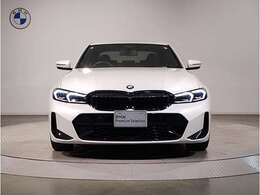 【BMWの伝統】BMWの特徴的な“キドニーグリル”は、80年以上続く伝統の形でございます。変わらないこだわりのデザインが、プレミアムブランド“BMW”を創り出します。