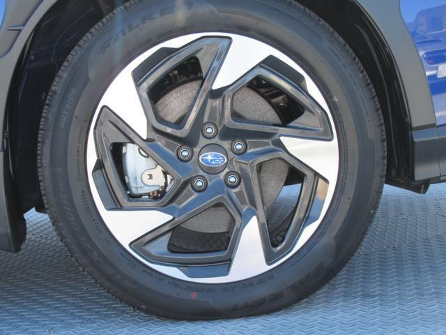 純正18インチアルミホイール。 タイヤサイズは225/55R18