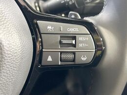 【アダプティブクルーズコントロール】高速道路での長距離走行が楽に！！自動で速度を保つクルーズコントロールが、衝突軽減システムと連携し、前方の車両を感知して車間を保つように速度調節してくれます！！