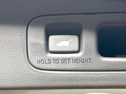 【パワーバックドア】スマートキーや運転席のボタンを押すだけでリアゲートが自動で開閉します！荷物を持っている時や、高い位置にあるバックドアを閉める際に便利な機能です♪