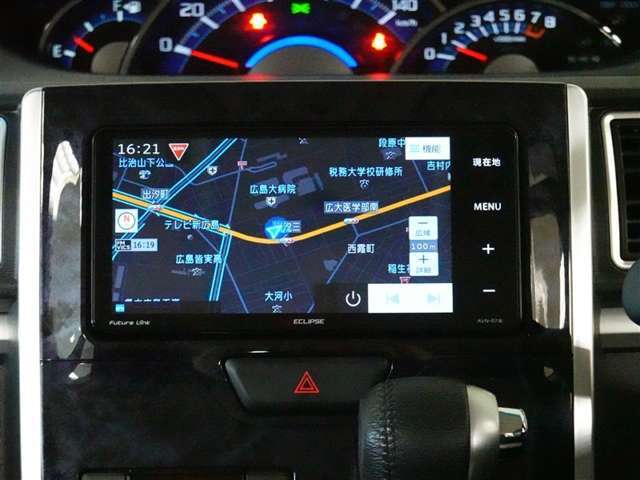 ECLIPSEナビゲーション（AVN-R7W）を装備しており、CD、DVD、Bluetooth、フルセグ視聴可能です。