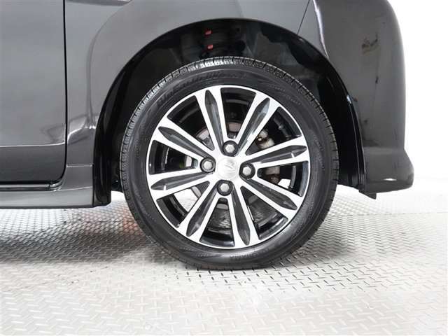アルミホイールを装備、タイヤサイズは165/55R15です。