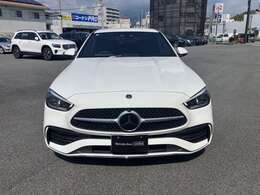 フロントグリル中央に大きく輝くスリーポインテッドスター。メルセデスベンツならではのステータスを強く感じる事ができます。