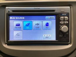 ナビゲーションはGathers純正メモリーナビを搭載しています。ナビのオーディオ機能にはCD再生の他に、SDカードスロット・USB端子からの外部入力ができます。