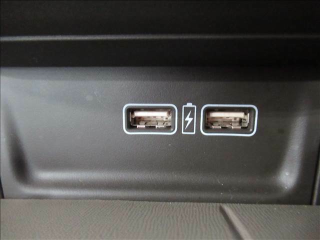 【USBポート】エンジンがかかっている間はUSBからとれる配線があれば対応の電子機器の充電が行えてとても便利です。