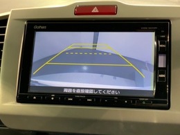 リバースギアに入れるだけで後方の表示へ切り替わります。夜間や雨の日の駐車も楽になりますよ。