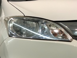 ディスチャージヘッドライト搭載でしっかり明るく照らしてくれるので、夜間走行や不慣れな道でも安心です。